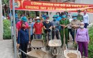 Công đoàn UBND xã Thiên Phủ giúp hộ ông Vi Văn Bước bản Hàm láng nền nhà trong công tác xây dựng nông thôn mới