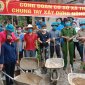 Công đoàn UBND xã Thiên Phủ giúp hộ ông Vi Văn Bước bản Hàm láng nền nhà trong công tác xây dựng nông thôn mới