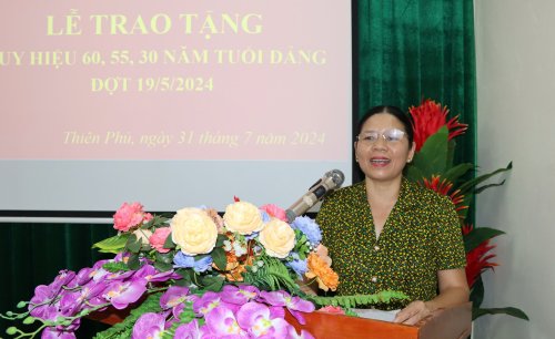 Trao HH chỉ đạo.jpg