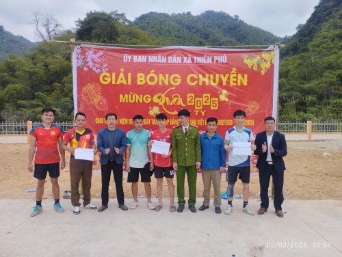 Giải bóng chuyền Trao giải.jpg